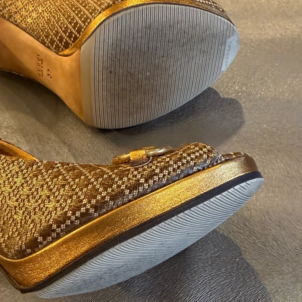Gucci Brown Patterned Peep-Toe Heels with Gold Horsebit. Size 37 - Picture 10 of 12